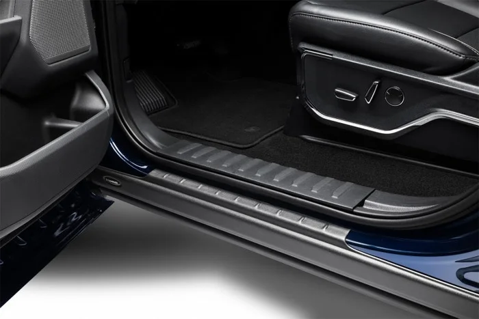 Bushwacker 20-24 Chevrolet/GMC Silverado/Sierra 2500/3500HD CC Trail Armor Rocker Panel – Black